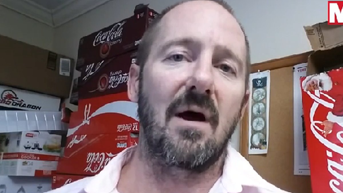 George, 50, drack tio burkar cola om dagen i en månad.